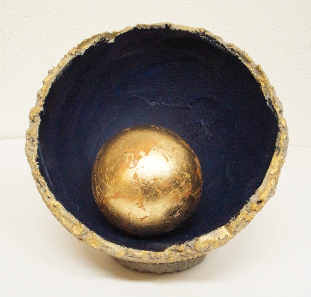 Beton-Skulptur mit Kugel, Blattgoldauflage